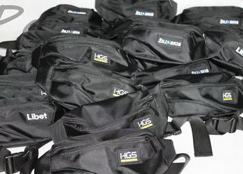 Naszyte emblematy po wykonanym hafcie.