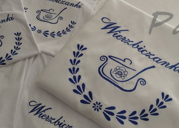 Haft na koszulkach i obrusie.